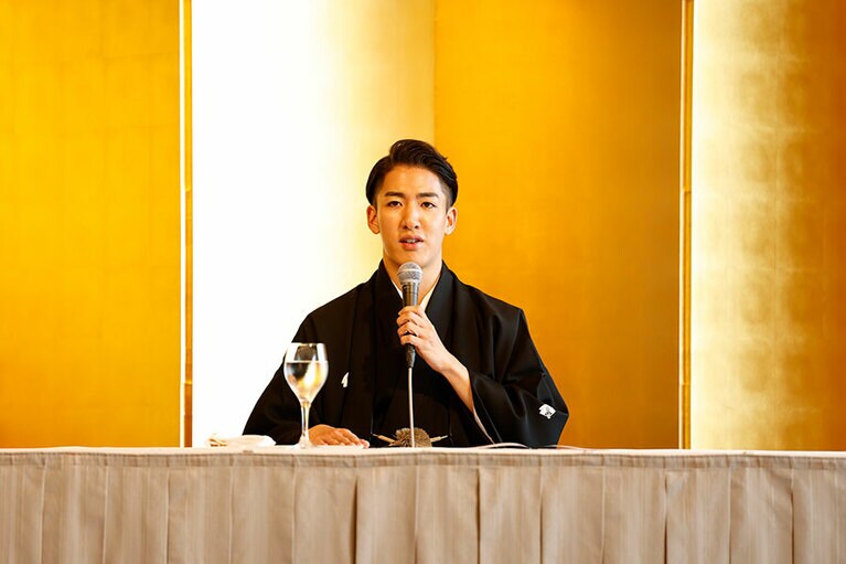 記者会見での右近さん。