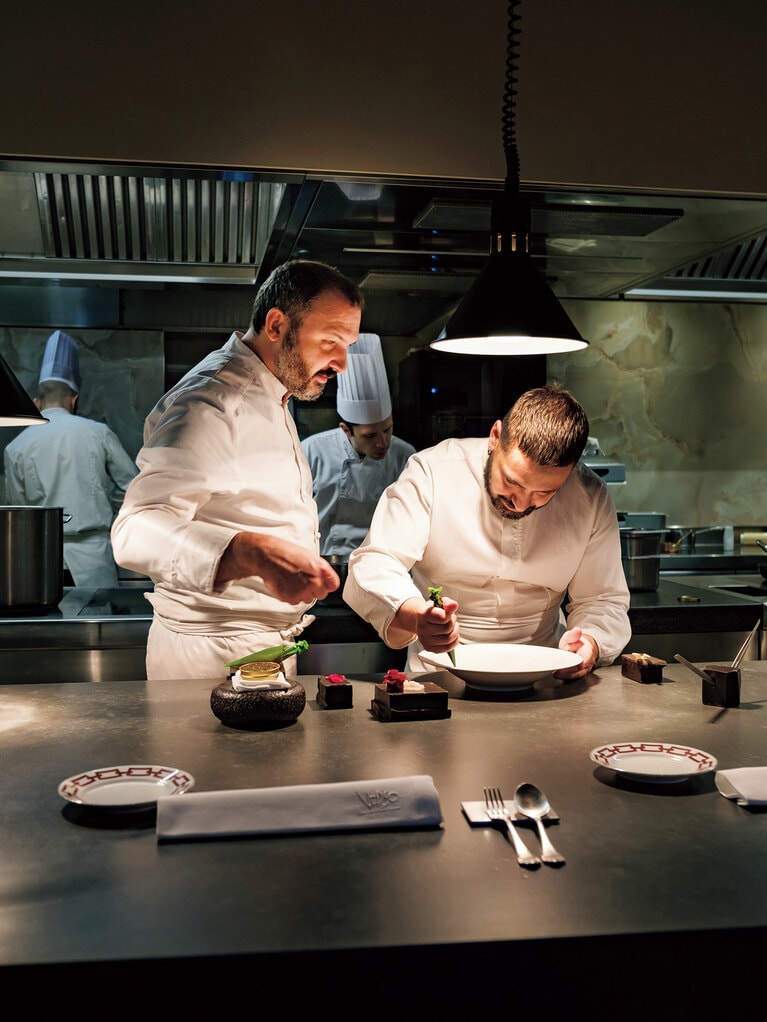 プーリア出身の兄レモ（左）と弟マリオ（右）。寡黙な兄と明朗快活な弟は正反対だが、息の合った動きで美しく盛り付けられゆく皿に期待が高まる。