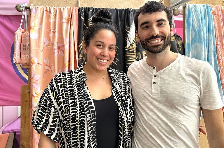 オアフ島出身のジェーティー・オヘリオさん（左）と彼女の夫。2022年撮影。