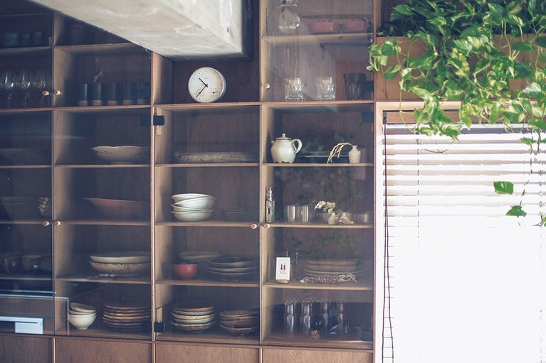 壁一面の収納は、家具職人集団「イノウエインダストリィズ」に依頼して作成。