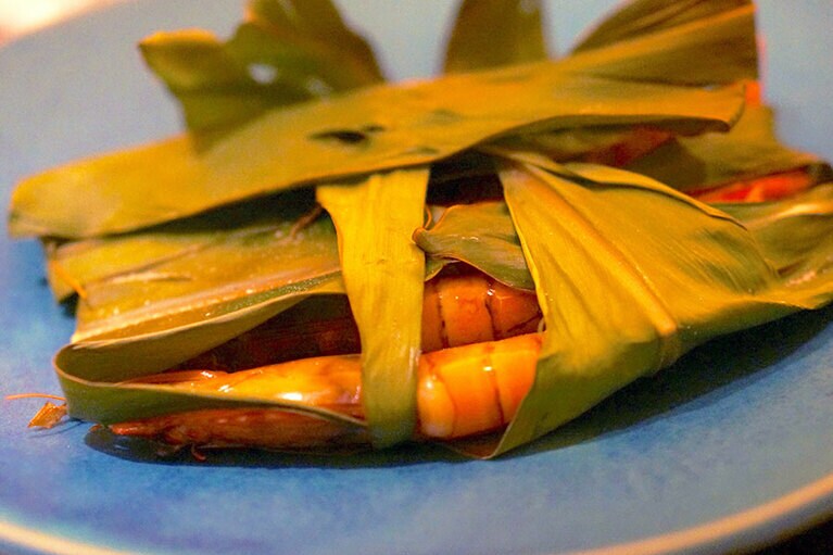 「車海老のサンゴ焼き 命草ソース」。