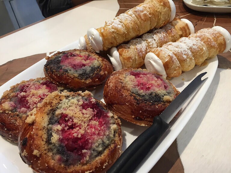 手前がコラーチという甘いパンでこれはサワーチェリー入り。奥はクリームの詰まったクレムロレというお菓子。