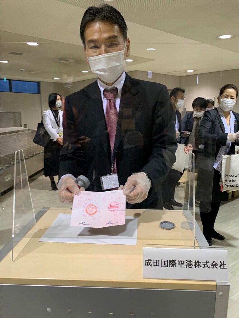 模擬入国審査カウンターで再びスタンプを押してもらった。