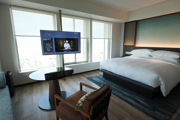 コーナーデラックスキング。窓が大きく、光もたっぷり。