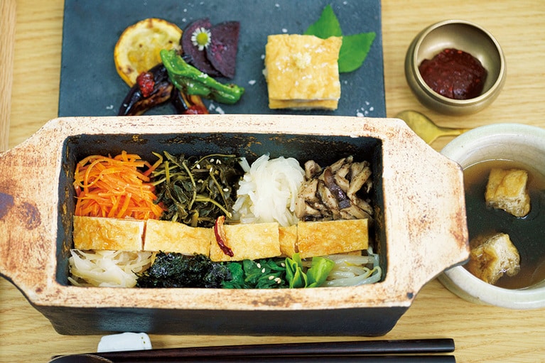 「somushi ohara」somushi精進ビビンパ 2,000円。大原の特別栽培米のご飯の上に生野菜やナムル、名店「半升」のお揚げが彩りよく。梅エキス入り自家製コチュジャンだれをお好みで。野菜の前菜、野菜出汁のスープ付きで大満足の食べごたえ。ほかに牛肉や目玉焼き入りのビビンパも用意。