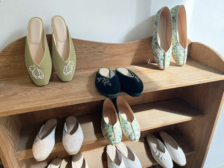 眺めていると、1足は欲しくなってしまうチャイナシューズやミュール。