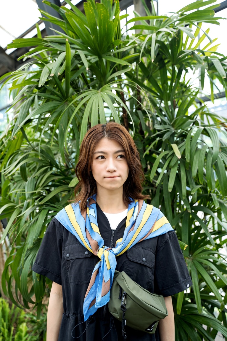 瀧内公美さんが着る〈マムート〉。（ワンピース）ハイランド シャツ ドレス 25,300円、（ポーチ）エクセロン 2.0 ウエストパック ジャパンエクスクルーシブ スモール 6,050円／マムート。スカーフ  8,690円／サブライムロー(ティーニー ランチ03-6812-9341)