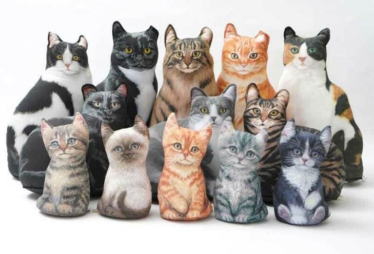 【POMPOMCAT】本物の猫と間違うぐらいにリアル！　「猫ドアストッペー」各4,290円～9,790円(税込)。