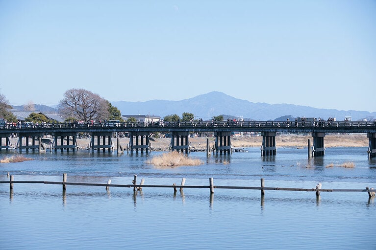 嵐山の名所、渡月橋。橋を境に下流側は桂川、上流側は大堰川(おおいがわ)と呼ばれる。
