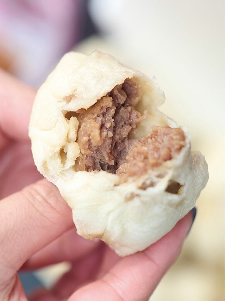 蒸包（肉まん10個85元）。