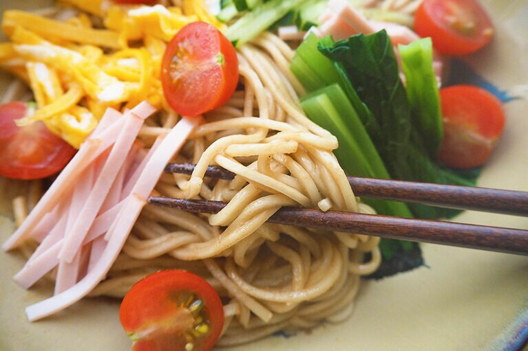 中細麺はもそもそっとしていて、小麦感を感じられます。
