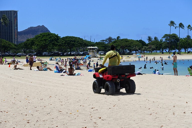 波もなく穏やか、ライフガードもいるので、安心！