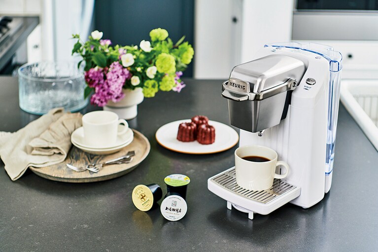 有名店とコラボしたカプセルで、専門店の味をそのまま再現できるマシン「KEURIG」BS300(幅18cm、奥行31.8cm、高さ30cm) 14,850円。お湯専用抽出口があり、ケトル代わりにもなる。カプセルは全29種類。今後もコラボブランドは増える予定。