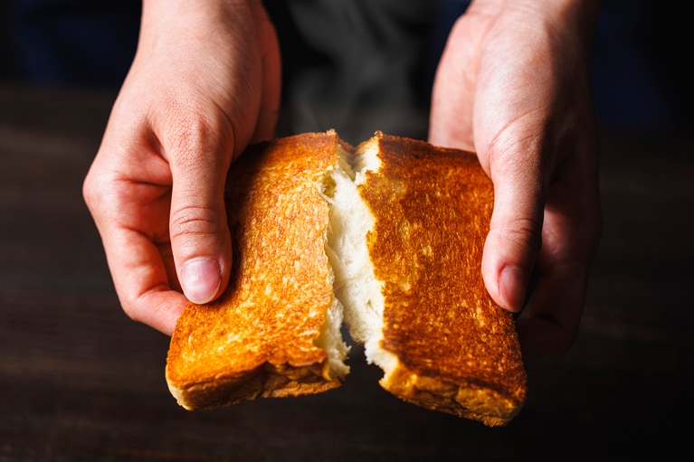 パンの耳や表面はサクッとパリッと、中はモチっとふわふわに焼き上がる。