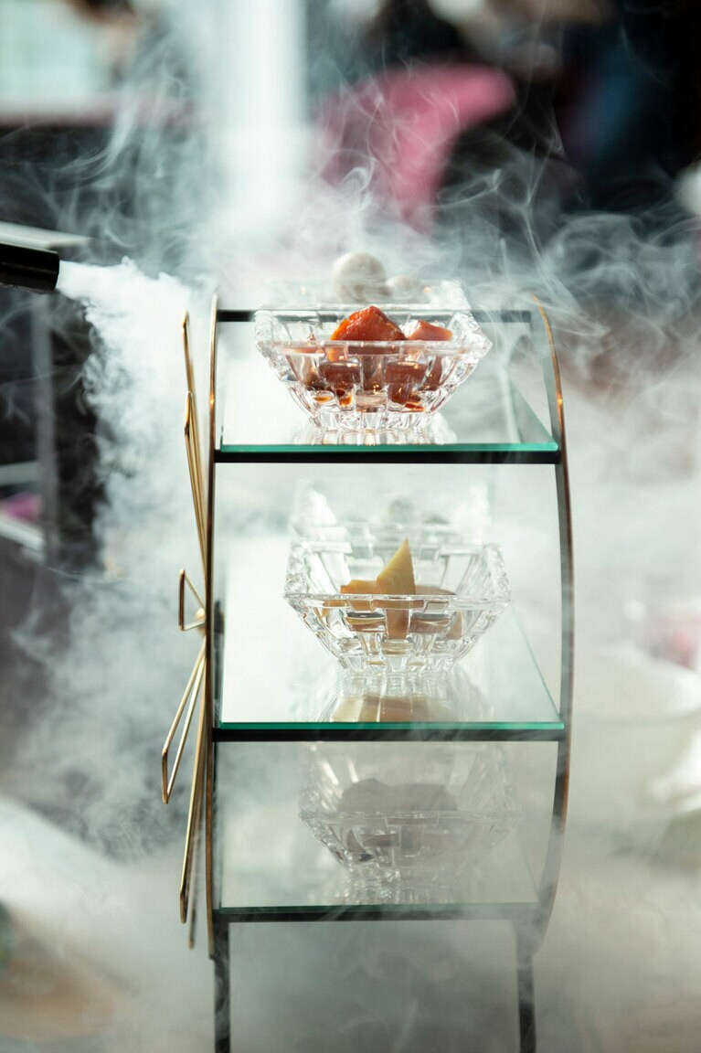 風味づけに焚きつけられるスモークに心が躍る。