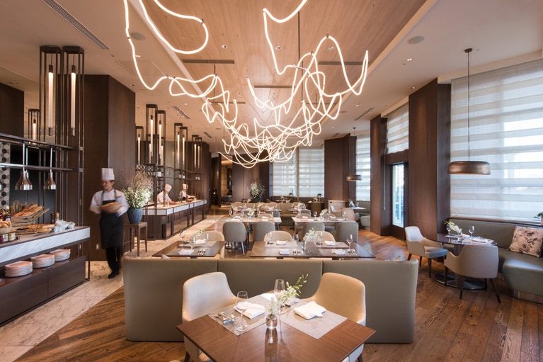 初秋のティータイムにふさわしいアフタヌーンティーが堪能できるのは、ホテル2階の「Grillogy BAR ＆ GRILL（グリロジー バー＆グリル）」。