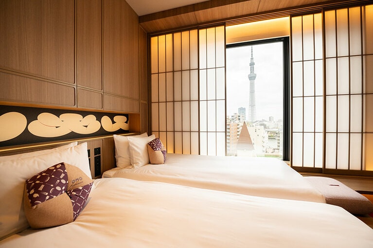 泊まった部屋からも東京スカイツリー（R）を一望。夜は室内の電気を消し、幻想的なライトアップをひとり占めして満喫。