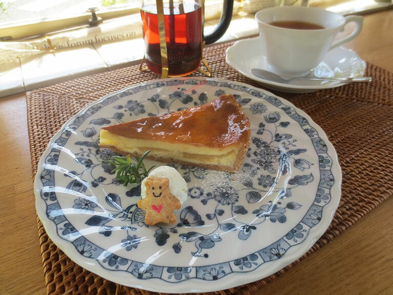 「洋梨のタルト」600円。イートインでは、タルト生地のクマのクッキーと生クリームを添えて。ポットサービスの「野生のルイボスティー」830円。コーヒーは500円。