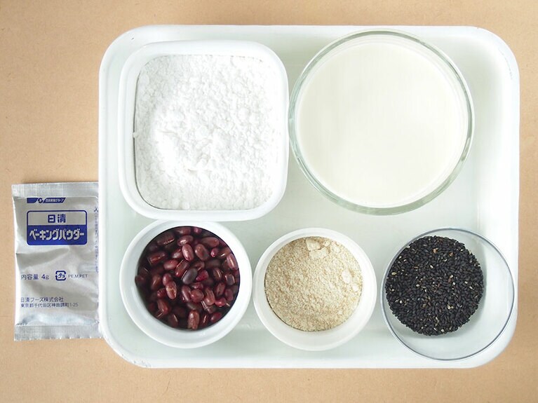 【材料(6個分)】小豆茶を作った後の煮小豆：50g／黒炒りごま：15g／米粉：100g／バーキングパウダー：小さじ1／きび糖：20g／豆乳：150cc。