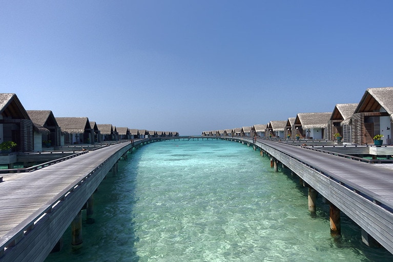 水上ヴィラのほか、ビーチヴィラやテントスタイルのヴィラも。