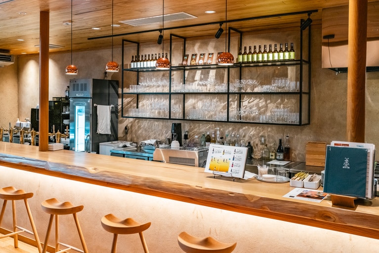 飲食スペースのある「麦の蔵」にはカウンターのほか、テーブル席も用意されている。