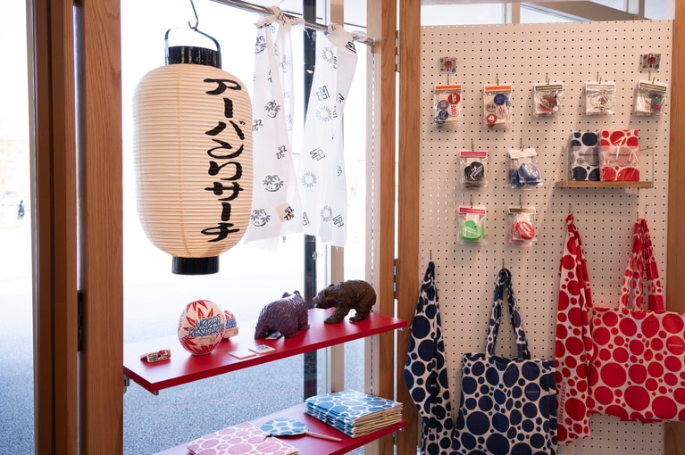 これらは半年間手に取ることができる、万博限定アイテムの数々。ミャクミャクを彷彿とさせるデザインでお土産にも喜ばれそう。