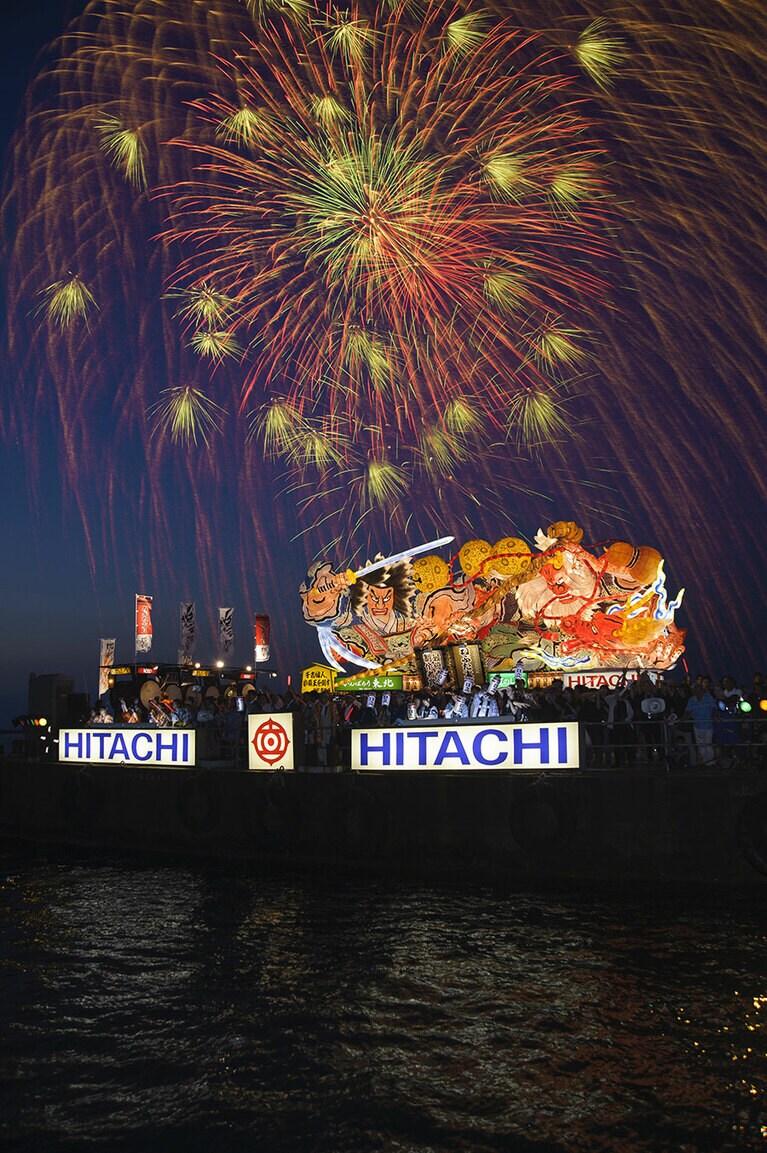 青森花火大会・ねぶた海上運行。
