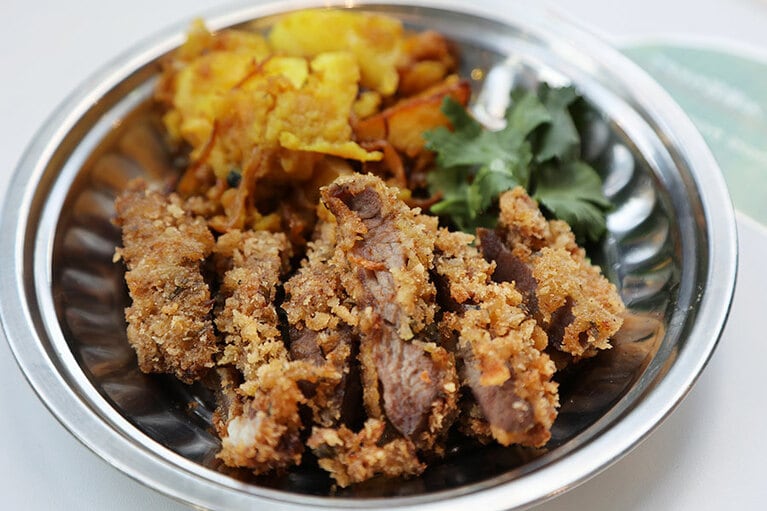 スパイスの衣をまとったラム肉カトゥレット。ラムのガツンとした力強さに、カレーリーフのさわやかな香りが絶妙。(写真は追加注文の場合で550円)。