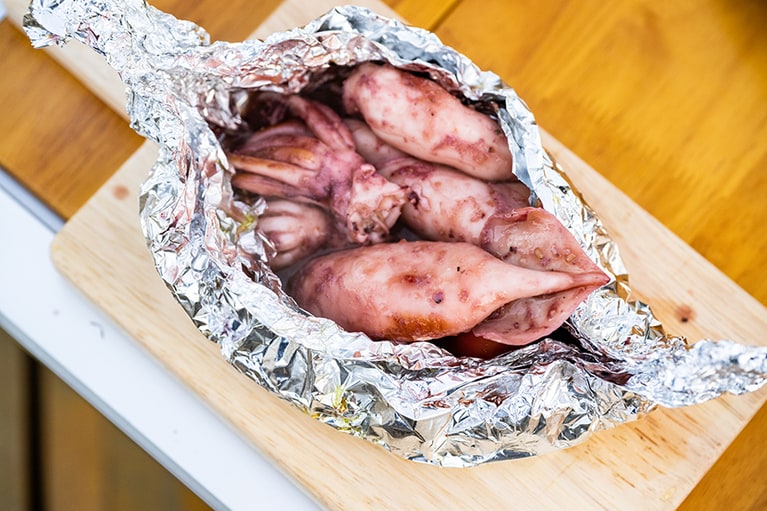 地元のスーパーで激安さに驚いたイカはホイル焼きに。