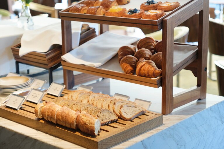 クラブラウンジのベーカリーコーナー。