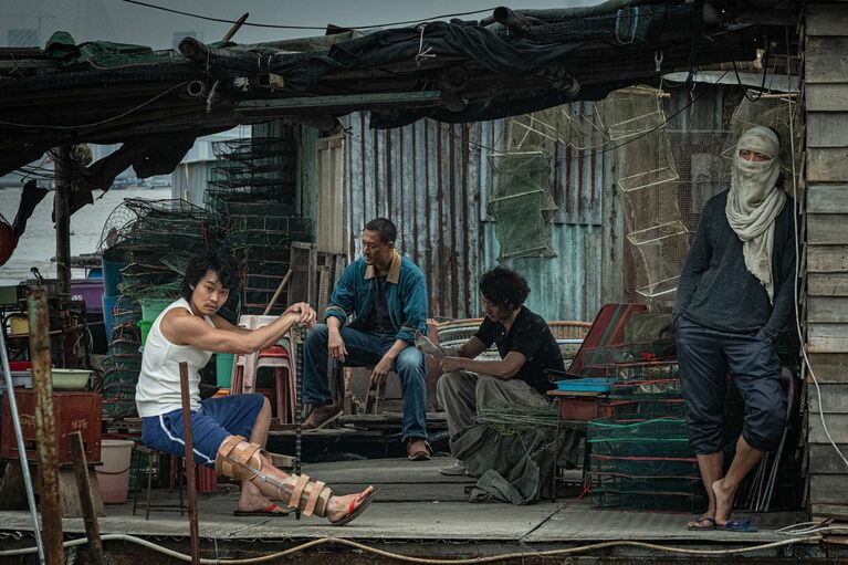 黒社会から追われ九龍城砦に逃げ込んだ陳洛軍は、信一、十二少、四仔らと出会い、共に過ごすなかで徐々に友情を育んでいく。