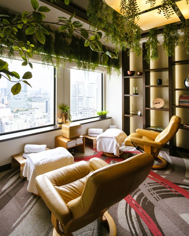 高層の眺望を楽しみながらの「アロマフットケア」（9,600円～）も人気。午前11時から翌朝4時までセラピストによるトリートメントを受けることができます。