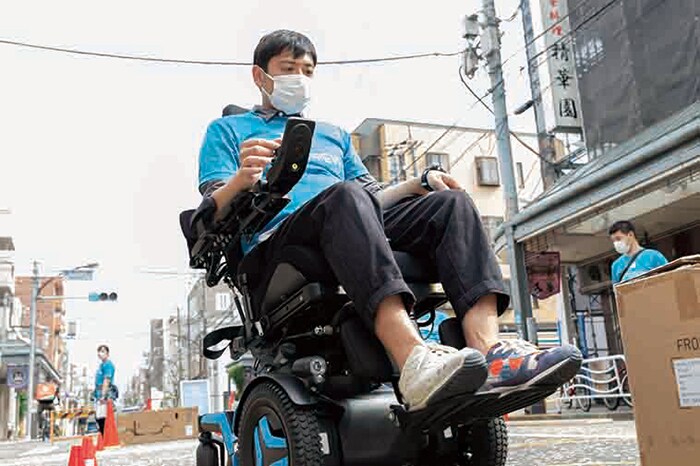 「アートパラ深川おしゃべりな芸術祭」より。日曜日の歩行者天国（森下・高橋のらくろ～ド）で電動車いすの試乗体験やパラスポーツの体験ができる「のらパラ」。