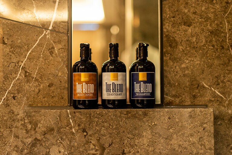 自然環境への配慮から、容器にはプラスティックを極力使わず、ボトルはガラス製。もし割れても破片が飛び散らない加工が施されているので安心です。