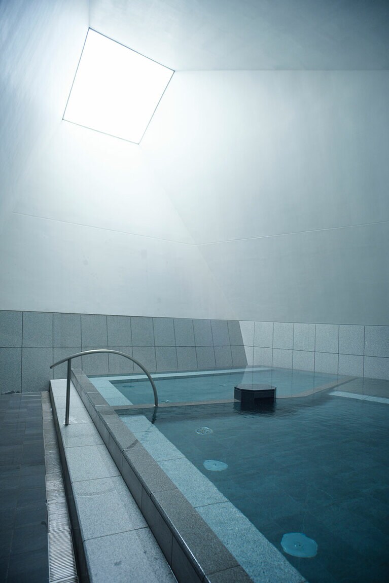 天窓から光が差し込む浴室。