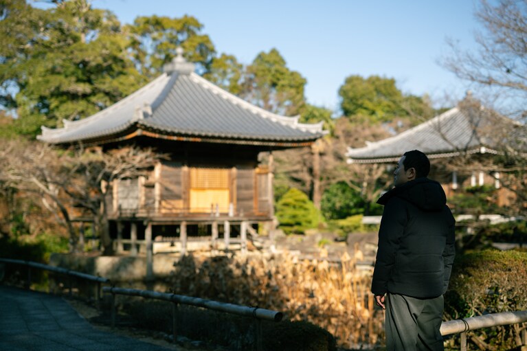 寒さが緩むと境内は花であふれる