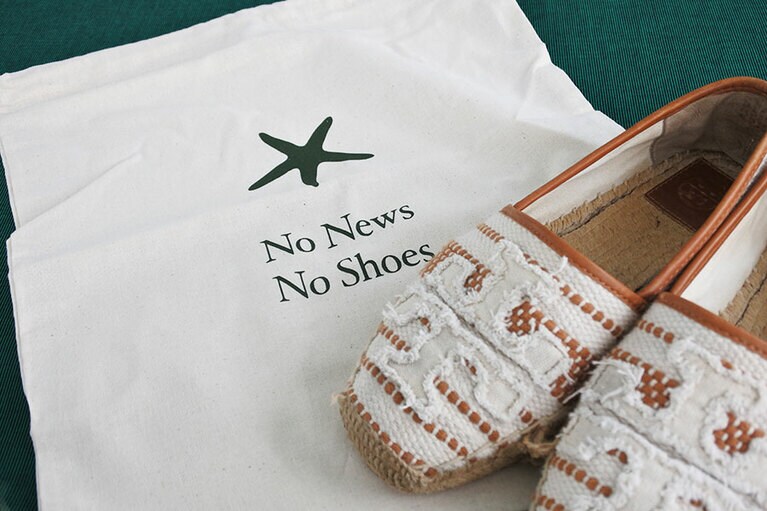 靴をいれる袋をもらい、滞在がスタート。時計も1時間早めたリゾートタイムに。