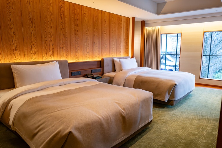 弥栄スイートの寝室。窓が低い位置にあるのは「弥栄会館」時代の名残り。