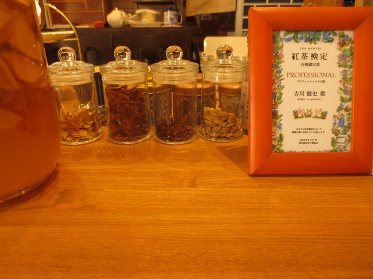 カウンターには、チャイなどに使うスパイスが。