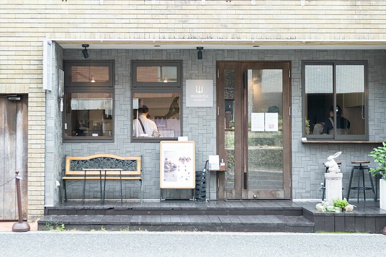 タイル張りの外観が目印。