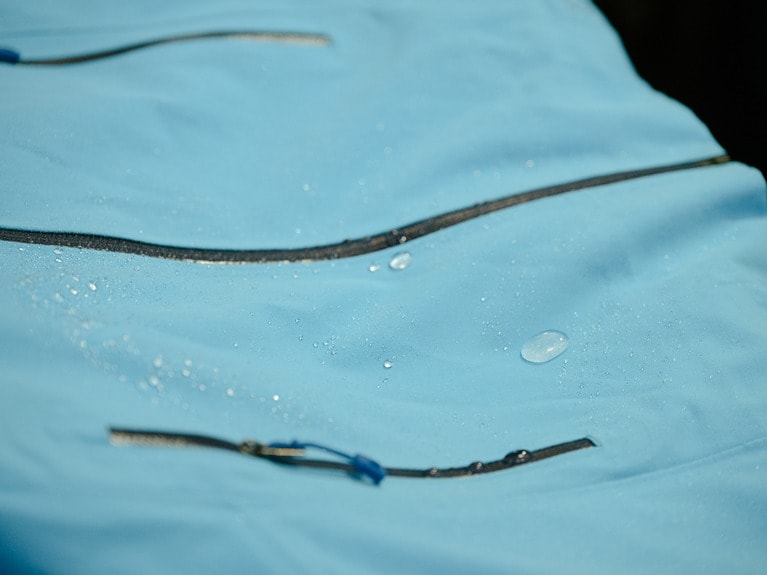 正しいケアによって、シェルの撥水性が回復！