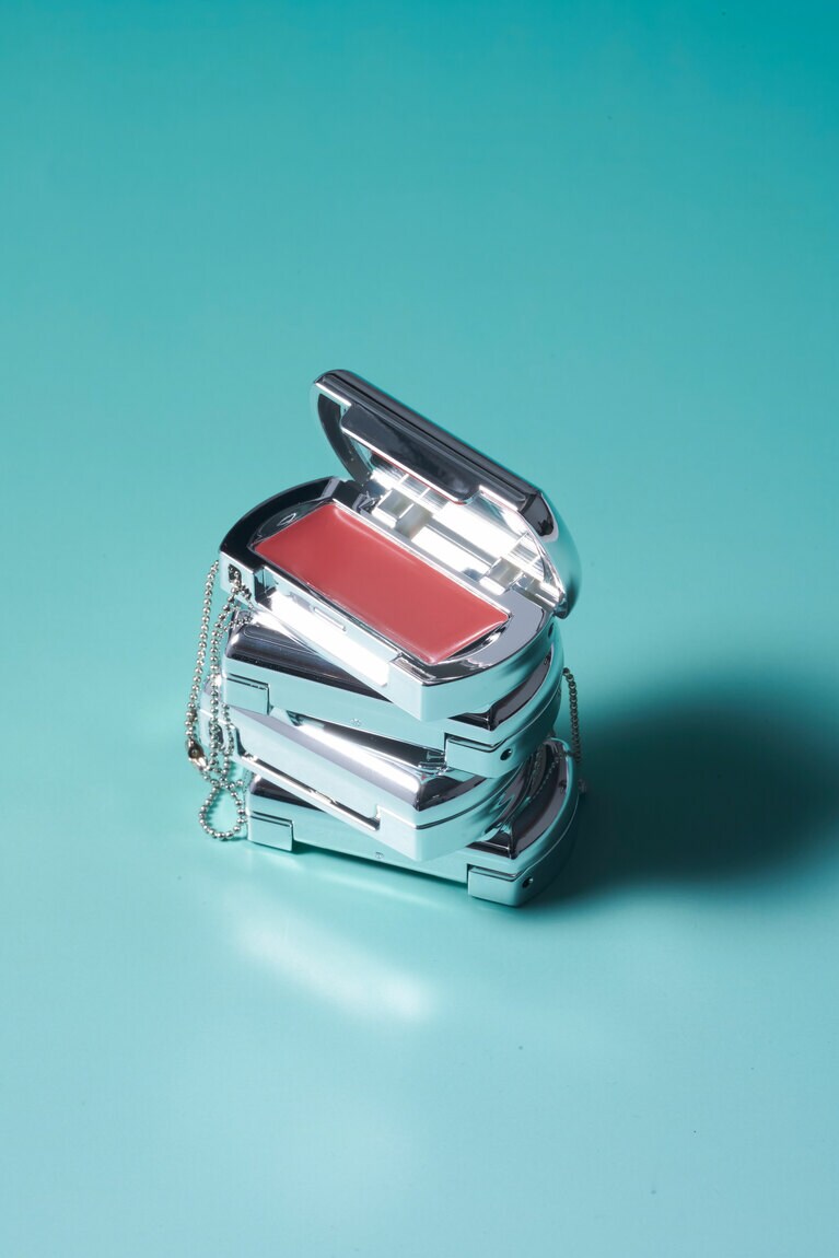 フタの裏側には鏡が付いている。