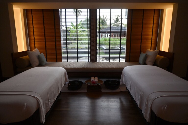 使用するプロダクツはロンボク産の「インダルジェント・トゥアック・エクスペリエンス」。施術の重要な要素、トゥアックマニスとは、竹筒の中で発酵させたココナッツのジュース。発酵の進み具合で味わいも変わります。