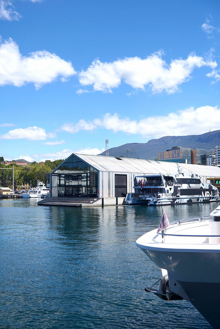 海に浮かぶレストランとして町のシンボル的な存在。