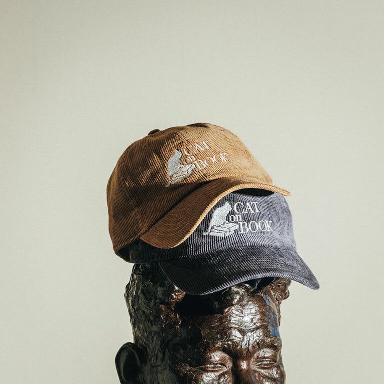 CAT ON BOOK CAP 各5,800円／greenpoint books & things