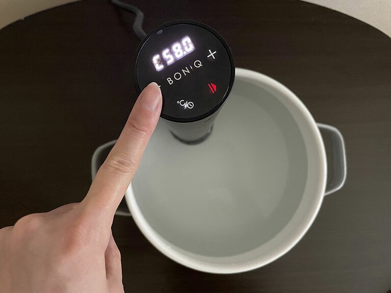 ホーロー鍋に「BONIQ2.0」をセット。