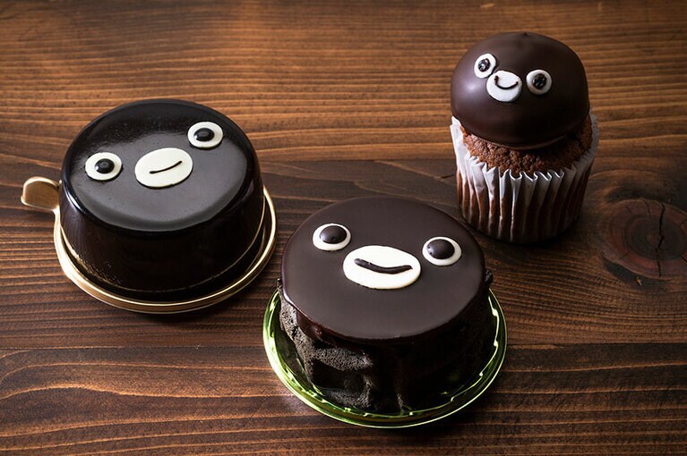 写真左から、Suicaのペンギン シーズンケーキ 520円(税込)、Suicaのペンギンワッフルケーキ 540円(税込)、Suicaのペンギンチョコラズベリー 490円(税込)。それぞれ、ホテルメトロポリタン クロスダイン ケーキショップ、ワッフル・ケーキの店 R,L東京駅グランスタ店、Fairycake Fair東京駅グランスタ店にて購入。同じように見えますが、一番左はショコラムースのなかにフランボワーズブリュレが忍ばせてあったり、中央はチョコレートワッフルでフルーツやクリームを挟んでいたり、左はカップケーキに立体的なガトーショコラのペンギンがのっていたりと、各ショップの趣向の違いを楽しめます。