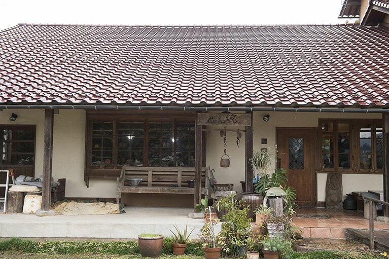 小高い丘の上にある「福光焼」へ。窯元で器を選ぶのも、手仕事を訪ねる旅の醍醐味。