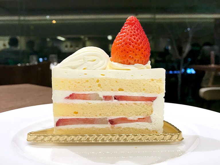 どこを食べても苺が出てくるように配置している。