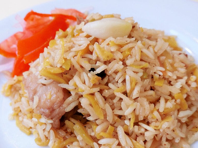 「ピラウ」はしっとりとした炊き込みご飯。